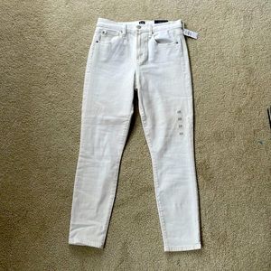 NWT Gap High Rise True Skinny Ankle white jeans, size 8/29R